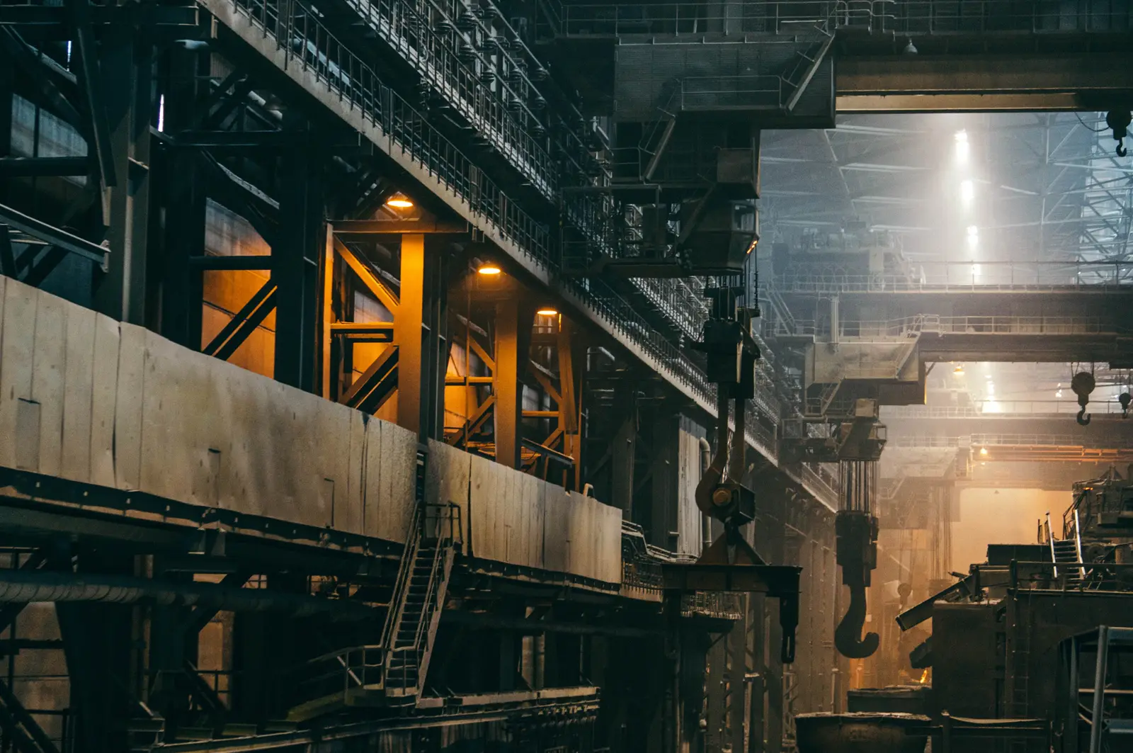 Interno di uno stabilimento industriale con strutture e impianti in acciaio